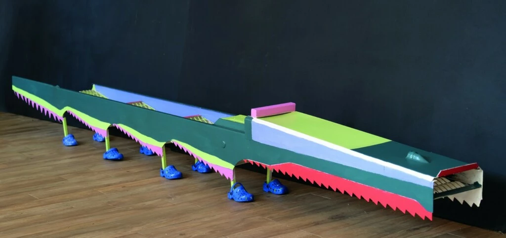 Crocodile chaussé avec des sabots "crocs" — Gabriel Lemaire Sicre