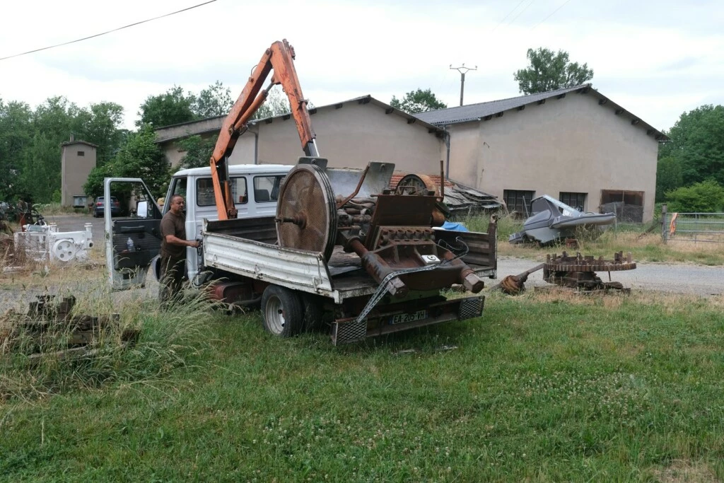 Machine de mégisserie chargée sur un camion grue