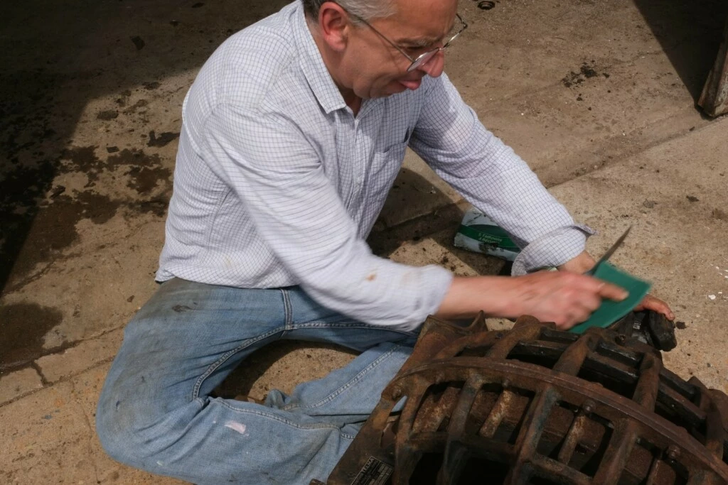 Dégraissage au couteau d’une pièce de machine, Le Paradis des Machines