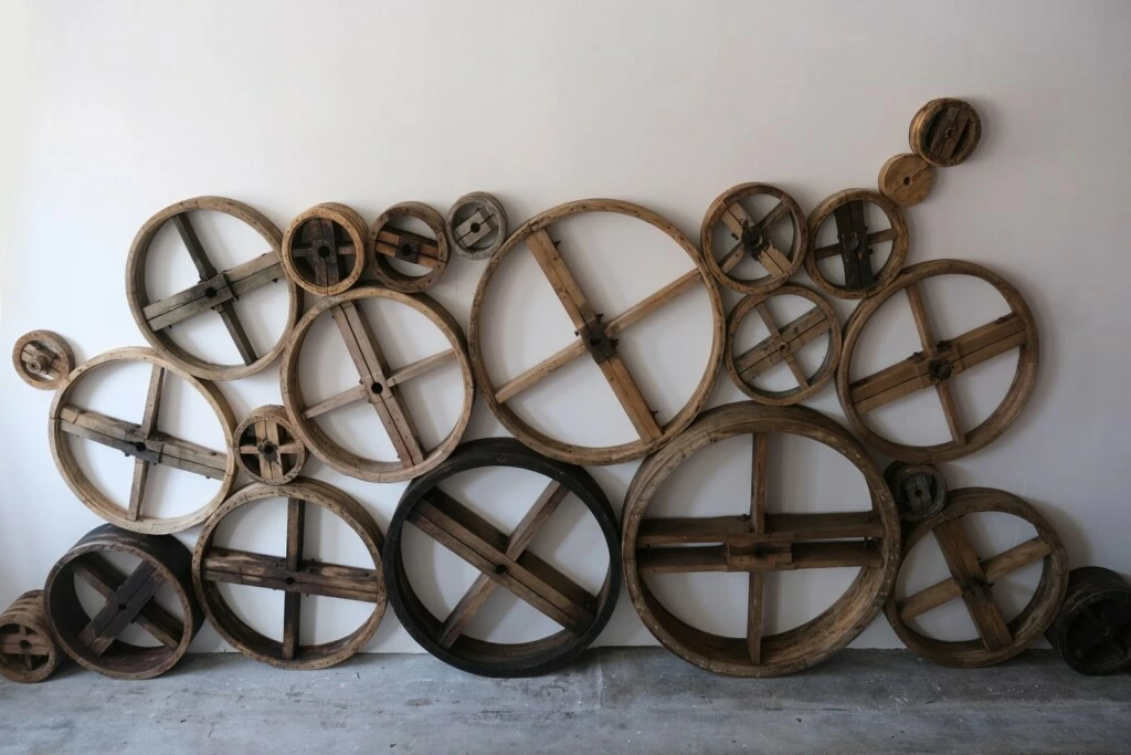 Poulies de bois assemblées à l’entrée du Paradis des Machines